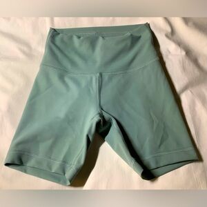 LULULEMON WOMENS SHORTS SIZE 4